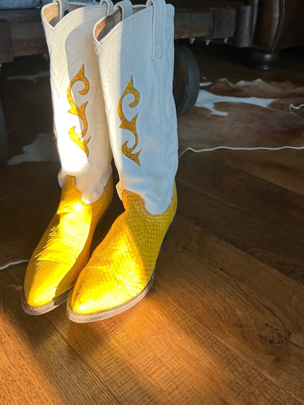 Dan Post Vintage and Rare yellow & white cowgirl boot in size 6